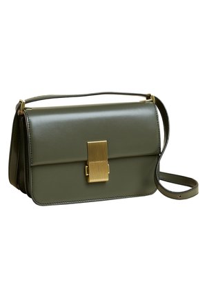 Oliven grøn læder crossbody taske med en struktureret form, guldfarvet hardware og en tekstureret lukning. Har en aftagelig skulderrem.
