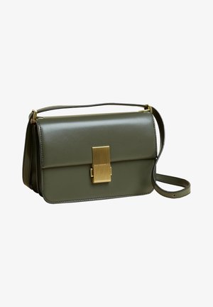 Borsa a tracolla in pelle verde oliva con una forma strutturata, hardware dorato e un dettaglio di chiusura testurizzato. Dotata di un cinturino removibile.