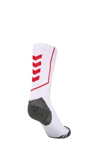 Chaussette blanche avec des motifs en chevron rouges, des accents gris au talon et aux orteils, et un bord c�ôtelé pour un ajout de texture et de soutien.