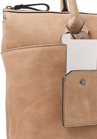 Beige leren handtas met een gestructureerd oppervlak, voorzien van een voorvak en een zilveren drukknop. Zwarte stiksels accentueren de randen.