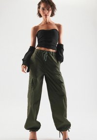 Next PARACHUTE  - Reisitaskuhousut - khaki green