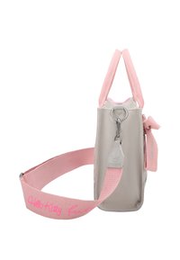 Borsa argentata con manici in tessuto rosa. Presenta una forma rettangolare, chiusura con zip e un dettaglio laterale con un fiocco. Logo "Hello Kitty" presente.
