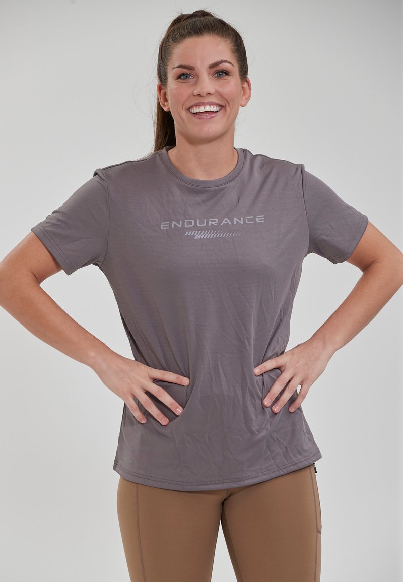 Kortærmet grå atletisk T-shirt med teksten "ENDURANCE" i en lysere grå skrifttype, lavet af et glat, fleksibelt stof med en afslappet pasform.