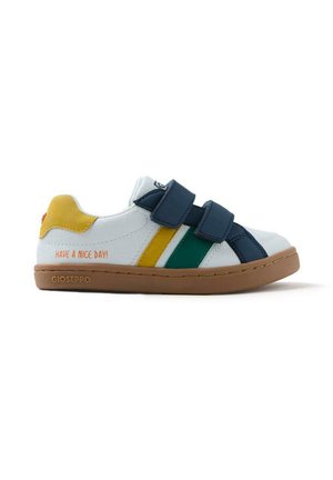 Sneaker blanc avec des rayures bleues, vertes et jaunes, sangles Velcro, semelle marron, et le texte "BONNE JOURNÉE !" sur le côté. Marque Gioseppo.