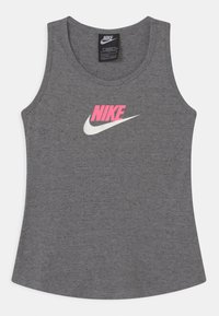 Sivi pamučni top s naramenicama s okruglim izrezom, zakrivljenim rubom i velikim ružičastim i bijelim Nike logom na prednjoj strani.