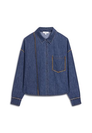 Chemise en denim avec col, manches longues, poche avant et couture jaune contrastante le long des coutures. Le motif est un denim bleu uni.