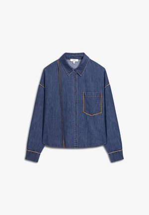 Chemise en denim avec col, manches longues, poche avant et couture jaune contrastante le long des coutures. Le motif est un denim bleu uni.