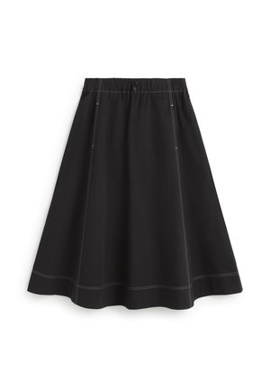 Schwarzer knielanger Rock aus glattem Stoff mit elastischem Bund, versehen mit weißen Nähten entlang der Nähte und des Saums.