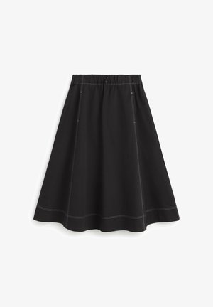 Schwarzer knielanger Rock aus glattem Stoff mit elastischem Bund, versehen mit weißen Nähten entlang der Nähte und des Saums.