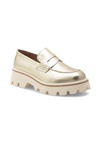 Loafers metalizate aurii cu o talpă groasă, albă, masivă și un model de profil ridicat, având un vamp cusut și detalii decorative cu brâu.