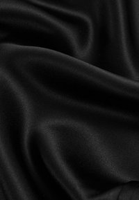 Schwarzer Satin-Stoff mit glatter, glänzender Textur, der fallende Falten und einen subtilen Glanz zeigt, ideal für Kleidung oder Accessoires.