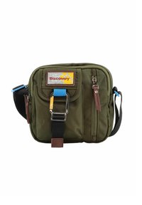 Borsa a spalla in tessuto verde con più scomparti, una tracolla blu, accenti marroni, un'etichetta patch frontale e dettagli in argento.