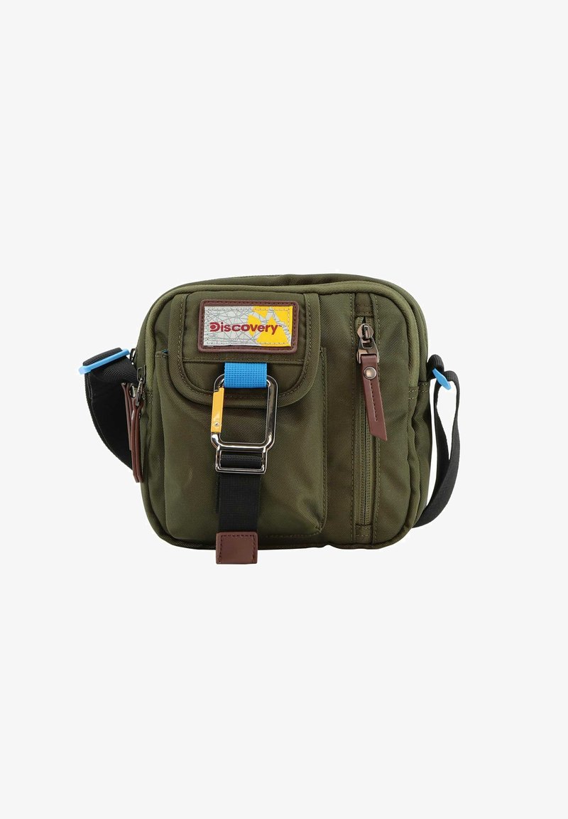 Borsa a spalla in tessuto verde con più scomparti, una tracolla blu, accenti marroni, un'etichetta patch frontale e dettagli in argento.