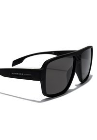 Mustad ristkülikukujulised päikeseprillid tumedate läätsedega, millel on lai raam, mati tekstuur ja õrn bränding külgedel.