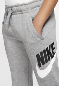 Nike Sportswear CLUB PANT UNISEX - Träningsbyxor - grey