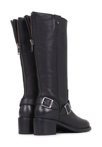 Černé kožené kozačky po kolena s dvojitými zipy, bočními přezkami a chunky blokovým podpatkem. Poznávacím prvkem je texturovaný povrch a lesklé kovové detaily.