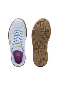 Zapatillas de ante azul claro con acentos en rosa y suela de goma. Presenta un cierre de cordones y una plantilla texturizada con detalle de logo.