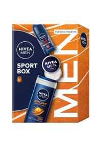 Die Verpackung der NIVEA MEN Sport Box weist ein navyblaues und oranges Design auf und enthält drei Produkte: einen Stick, eine Creme und ein Duschgel, die mit fettem Text hervorgehoben sind.