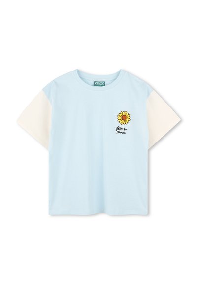T-shirt in cotone azzurro chiaro con maniche corte color crema, caratterizzata da un design di girasoli ricamato e il testo "Kenzo Paris" sottostante.