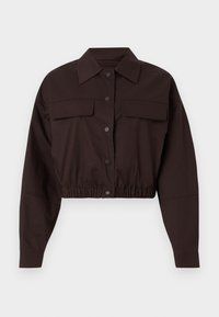 Κοντή σκούρα καφέ ζακέτα με κουμπιά, μακρυά μανίκια, δύο μπροστινές τσέπες στο στήθος με καπάκι, φαρδιά γιακά και ελαστική περιφέρεια.