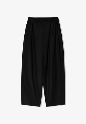 Crne hlače širokih nogavica izrađene od mekane tkanine. Imaju elastičnu jaknu i bočne džepove, s opuštenim, lepršavim siluetom.