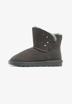 Szare zamszowe botki za kostkę z okrągłym noskiem, sztucznym futrem wewnątrz i dekoracyjnymi srebrnymi ćwiekami po zewnętrznej stronie. Płaska gumowa podeszwa z przyczepnością.