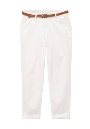 Hvide chinos med høj talje, forlommer og et brunt flettet bælte med rund spænde, lagt fladt på en hvid baggrund.