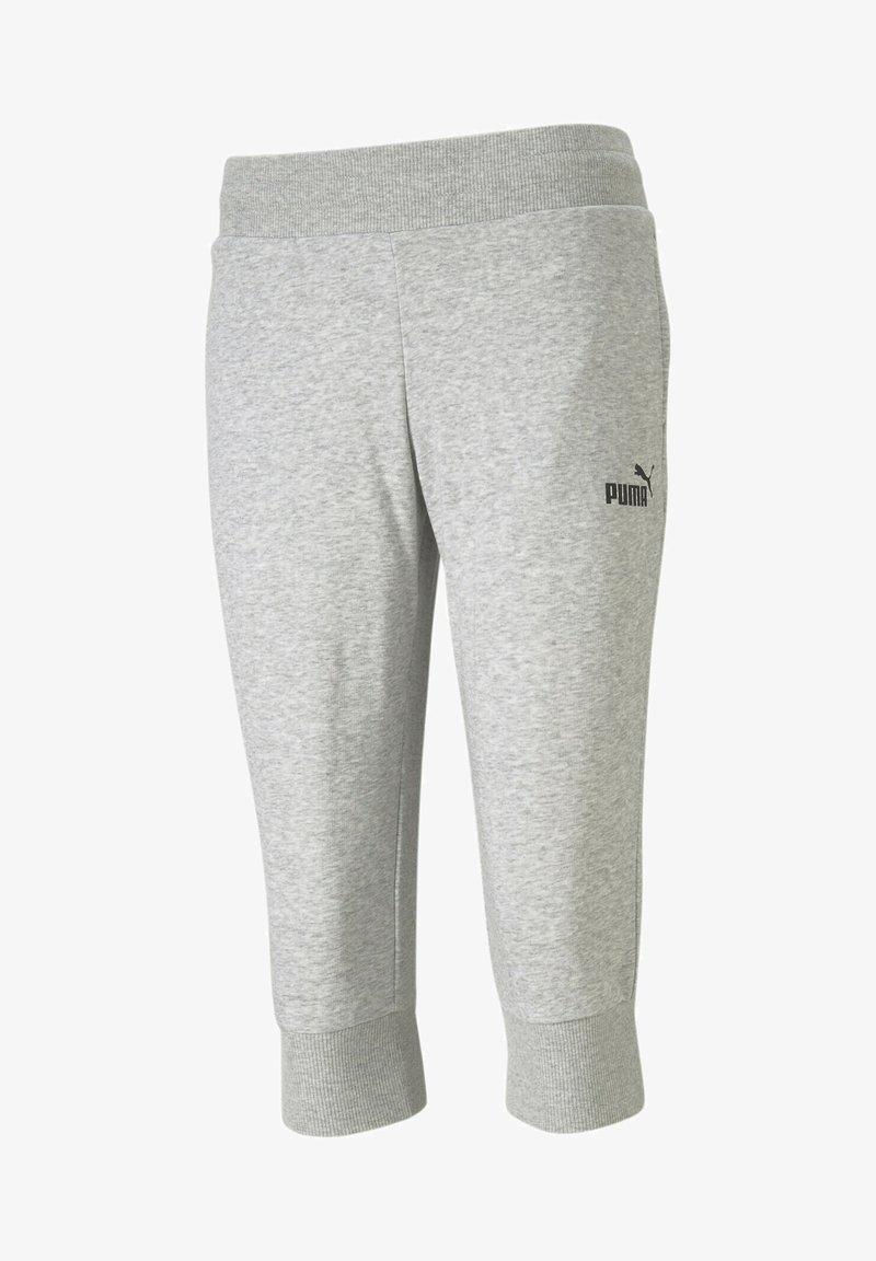 Szare dresowe spodnie o miękkiej teksturze, z prążkowanym pasem w talii i ściągaczami. Na lewej udzie znajduje się czarne logo Pumy. Krótkie wykończenie.