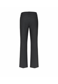 Pantalones negros a medida con un diseño de pierna recta, textura suave y bolsillos discretos. Sin marcas ni patrones visibles.
