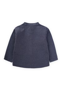 Camicia a maniche lunghe a quadri gessati blu navy e grigia, con colletto classico e orlo curvo; realizzata in un tessuto leggero con una texture liscia.