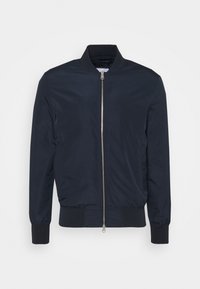 Námořnicky modrá bomber bunda z lehkého materiálu, vybavená předním zipem, žebrovanými manžetami a klasickým střihem bez dalších ozdob.