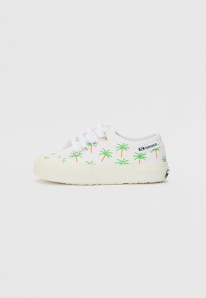Baskets basses blanches avec imprimé palmiers verts et orange, lacets blancs, semelle en caoutchouc et logo Superga sur le côté et le talon.