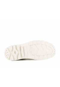 Suola in gomma bianca con grip texturizzato, caratterizzata da un motivo di battistrada a zigzag e perforazioni circolari e a diamante per una migliore aderenza.