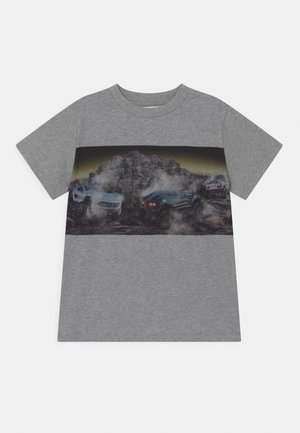 Graues T-Shirt mit kurzen Ärmeln und einer Grafik von drei Geländewagen, die auf felsigem Terrain mit Staubwolken und Bergkulisse fahren.