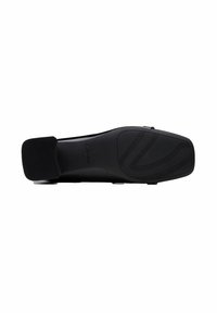 Scarpa nera con una tomaia in pelle liscia e un tallone imbottito. Presenta una suola in gomma testurizzata con scanalature decorate per una maggiore aderenza.