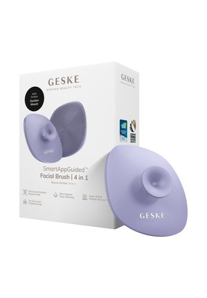 Lavendel GESKE 4-i-1 SmartAppStyret ansigtsbørste med sugekop og tekstureret silikoneoverflade, vist sammen med sin hvide emballage.