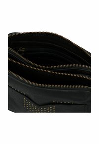 Borsa nera in pelle con molteplici scomparti con zip, caratterizzata da dettagli in borchie dorate e superficie testurizzata. Le zip sono di tonalità bronzo.