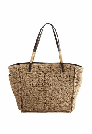 Sac fourre-tout en paille tressée avec des anses en cuir marron, présentant des motifs complexes et un design spacieux, idéal pour transporter divers objets.