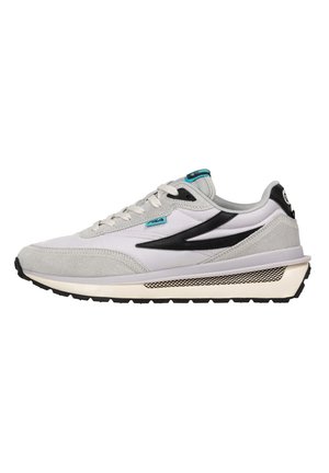 Sneaker grigio chiaro con dettagli neri, materiali in camoscio e rete, suola piatta in gomma nera e particolare turchese sulla linguetta.