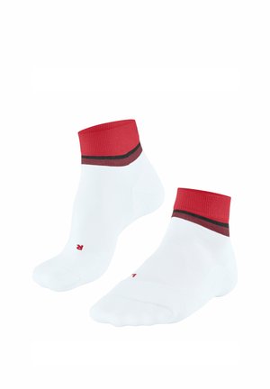 Chaussettes blanches à la cheville avec des bordures rouges et des rayures noires et rouge foncé, étiquetées "D" et "G" pour le pied droit et le pied gauche.