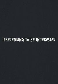 T-shirt noir avec du texte blanc indiquant "FAIRE SEMBLANT D'ÊTRE INTÉRESSÉ." Le texte est dans un style de police manuscrite décontracté.