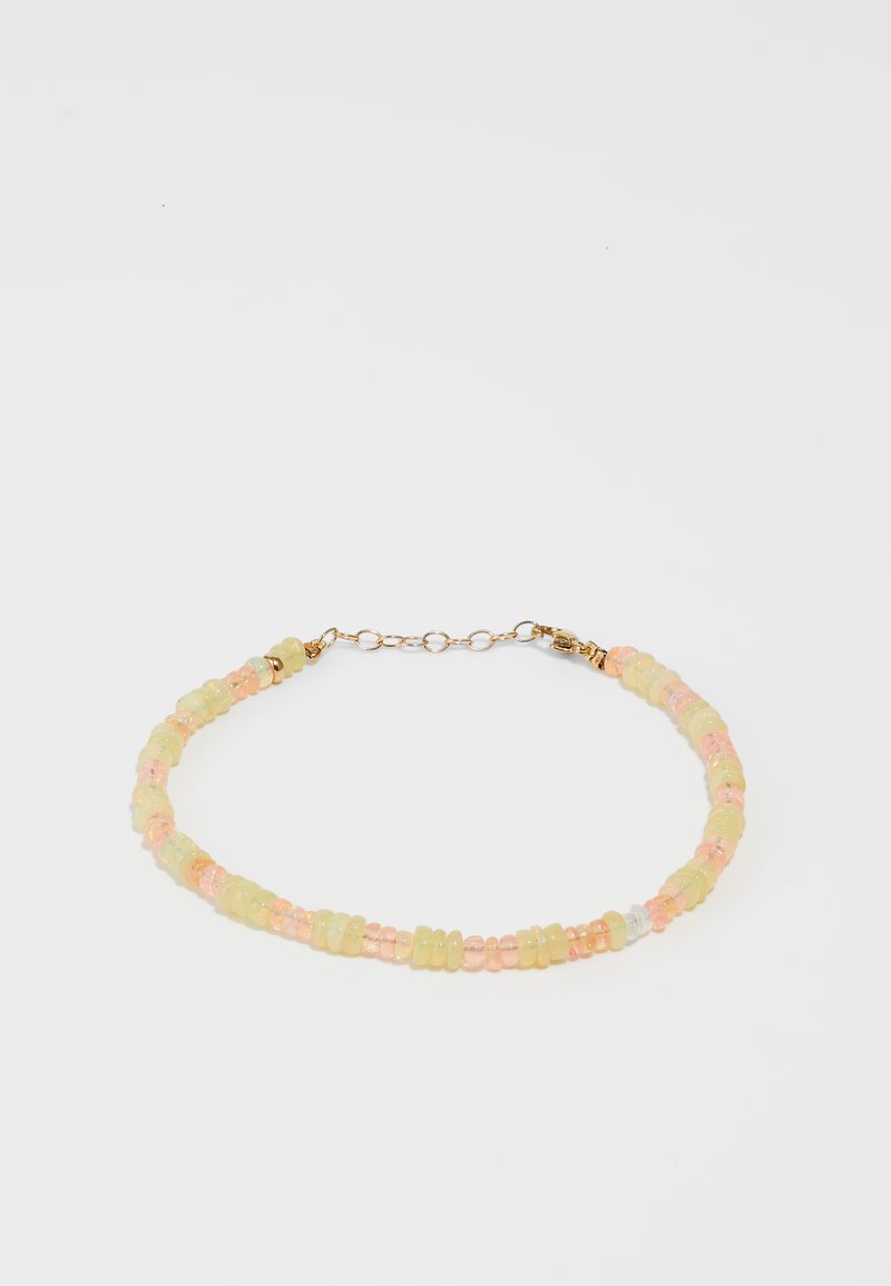 Collar de cuentas con tonos verde pastel, rosa y amarillo; presenta pequeñas cuentas de vidrio cilíndricas y redondas, aseguradas con un cierre en tono dorado.