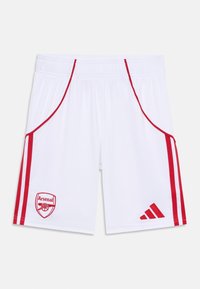 Pantalones cortos blancos con acentos rojos a los lados. Cuenta con una cintura elástica, dos bolsillos laterales y el logo del Arsenal bordado en la pierna izquierda.