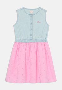 Robe sans manches en denim bleu avec un devant boutonné, une taille élastique, et une jupe rose ornée de motifs floraux brodés.