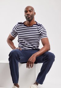 Armor lux CARANTEC MARINIÈRE - T-shirt con stampa - navire/blanc