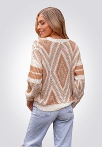 Cupshe DIAMOND STITCHED DROP SLEEVE  - Strickpullover - light brown white