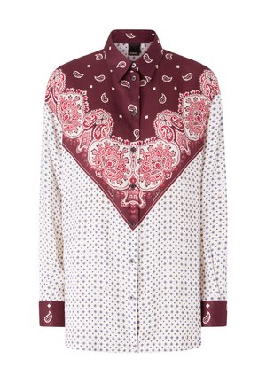 Langermet skjorte med knapper, burgunder paisleymønster på skulderparti og mansjetter, hvit bunn med små blå og røde diamantmønstre over hele.