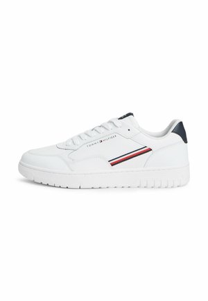 Sneaker bianca low-top con suola bianca, linguetta sul tallone blu navy, dettaglio a righe rosse e blu navy e logo Tommy Hilfiger sul lato e sulla linguetta.