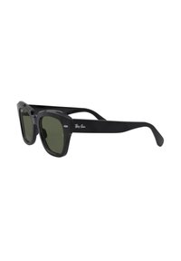 Occhiali da sole neri con montatura quadrata e lenti verdi. Presentano il marchio Ray-Ban sulla stanghetta. Costruzione in plastica leggera.