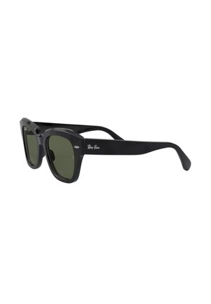 Occhiali da sole neri con montatura quadrata e lenti verdi. Presentano il marchio Ray-Ban sulla stanghetta. Costruzione in plastica leggera.